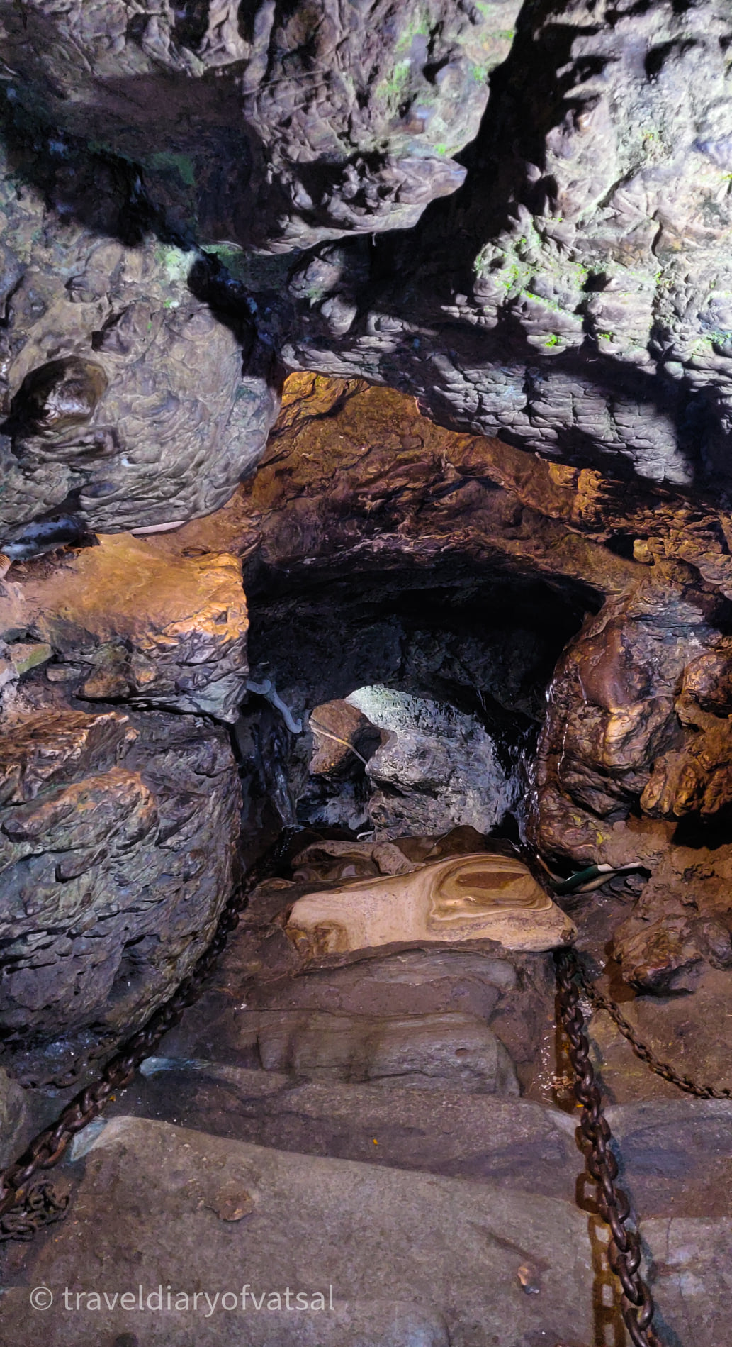 patal_bhuwaneshwar_cave_entrance
