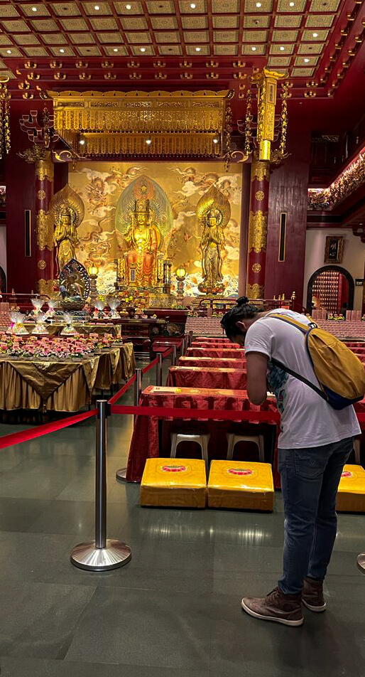 praying_at_chinese_temple